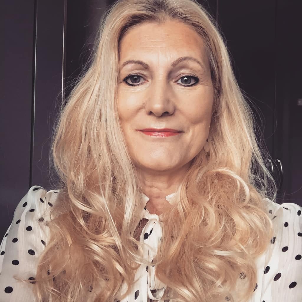 Meet Sonya Hudson Sonya Hudson smiling, clinical hypnotherapist in Newcastle upon Tyne